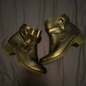 Comfort plus by predictions booties with low heal with memory foam.